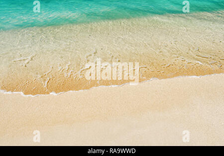 Schöne Marine View auf aribbean Meer Küste mit sauberen Wellen surfen Ozean Wasser am Sandstrand in St. Johannes, Antigua am sonnigen Tag als natürlichen Hintergrund Stockfoto