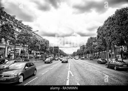 Paris, Frankreich - Juni 02, 2017: Avenue des Champs Elysees mit viel Verkehr. Elysian Fields Road an bewölkten Himmel. Urlaub und Reisen in die französische Hauptstadt. Stockfoto