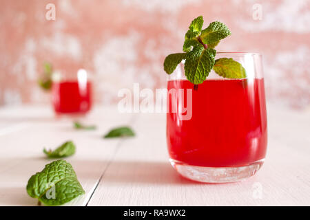 Auf dem Tisch liegt, ist der Saft der viburnum Beeren mit Minze und Eis Stockfoto
