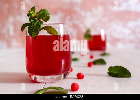 Auf dem Tisch liegt, ist der Saft der viburnum Beeren mit Minze und Eis Stockfoto