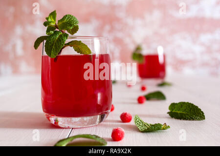Auf dem Tisch liegt, ist der Saft der viburnum Beeren mit Minze und Eis Stockfoto