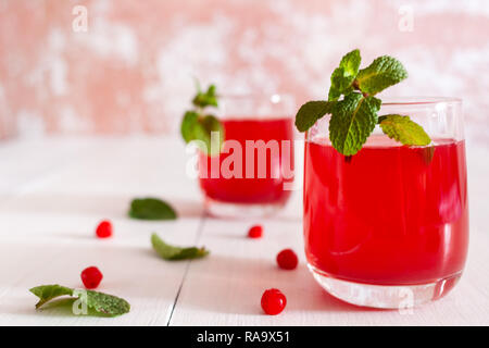 Auf dem Tisch liegt, ist der Saft der viburnum Beeren mit Minze und Eis Stockfoto
