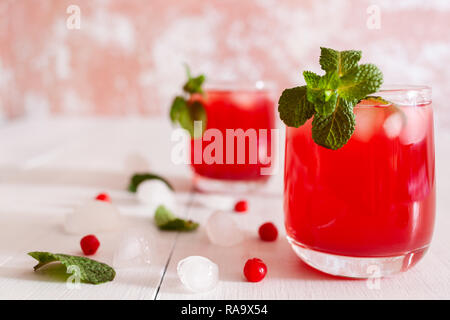 Auf dem Tisch liegt, ist der Saft der viburnum Beeren mit Minze und Eis Stockfoto