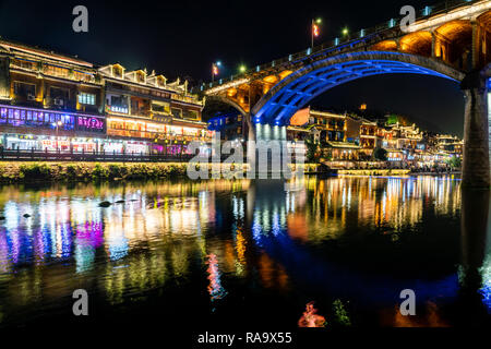 Nacht der alten Stadt Fenghuang, China in der Nacht Stockfoto