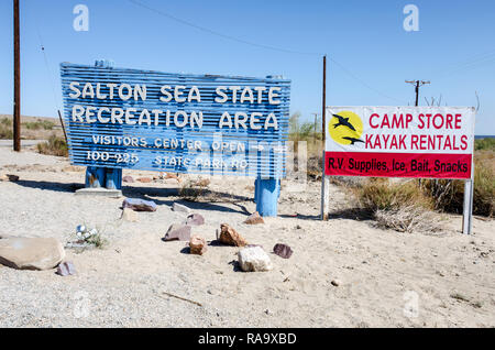 16. MAI 2015 - Bombay Beach, CA: Zeichen für die Salton Sea State Recreation Area begrüßt Camper und Fischer an den Ufern des Sees. Stockfoto