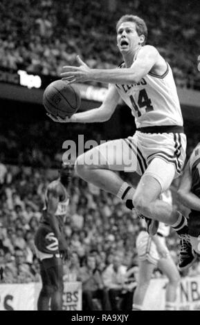 Boston Celtics Danny Ainge Kerben gegen die Atlanta Hawks im Spiel Action im Boston Garden in Boston, Ma USA 1986 saison Foto von Bill belknap Stockfoto