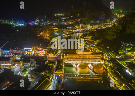 Schöne Aussicht von Phoenix Altstadt - Fenghuang bei Nacht Stockfoto