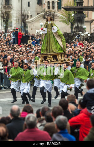 Madonnenfest auf dem Platz in Sulmona. Traditionelle Osterferien. Sulmona, Provinz L'Aquila, Abruzzen, Italien, Europa Stockfoto