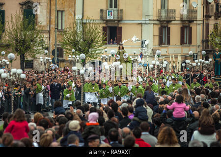 Madonnenfest auf dem Platz in Sulmona. Traditionelle Osterferien. Sulmona, Provinz L'Aquila, Abruzzen, Italien, Europa Stockfoto