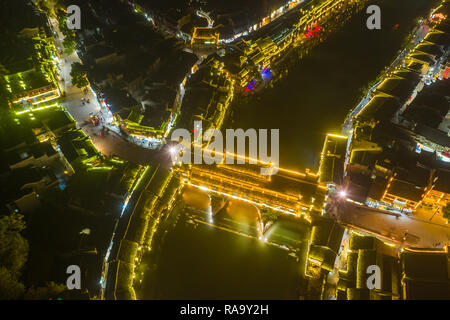 Blick von oben auf die Bunte Brücke in Fenghuang - Phoenix antike Stadt Stockfoto