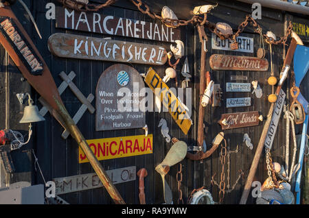 Altes Boot Namensschilder zu einer Tür in der Nähe der harbormasters Haus in Dysart befestigt, in der Nähe von Edinburgh, Schottland. Stockfoto