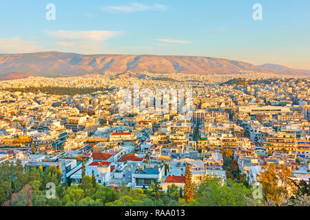 Panoramablick auf die Stadt Athen bei Sonnenuntergang, Griechenland Stockfoto