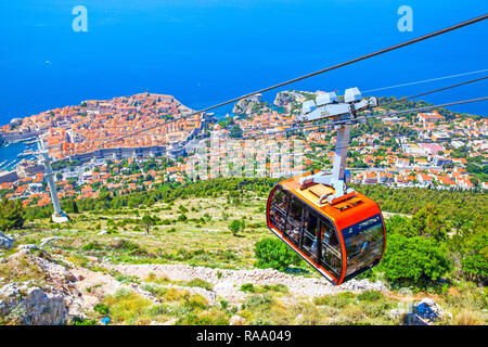 Panoramablick von Dubrovnik mit Kabel weg, Kroatien Stockfoto