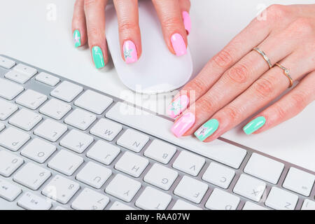 Detailansicht eines Business frau Hände über und Eingabe onwireless Computer Tastatur und Maus Stockfoto