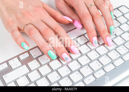 Detailansicht eines Business frau Hände schreiben auf drahtlose Computer Tastatur auf Office Tabelle Stockfoto