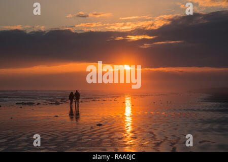 Paar in den Sonnenuntergang, Sunset Beach, North Carolina, United States Stockfoto