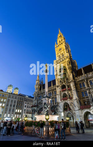 Neues Rathaus (mit Uhrturm und Glockenspiel) und Masse (gewölbte Türme der Frauenkirche links), Marienplatz, München, Deutschland Stockfoto