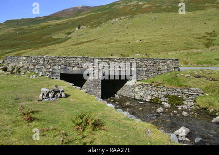 Straße Brücke über einen Bach an der Honister Pass, Lake District, Cumbria, England Stockfoto