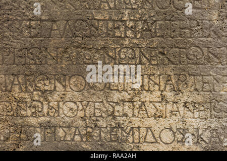 Echte alte Briefe geschnitten in steinigen Mauer der antiken Architektur bei Ausgrabungen der antiken Ruine gefunden. Horizontale Farbe Fotografie Stockfoto