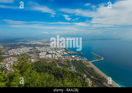 Schöner vogel Blick auf Antalya in der Türkei und unglaublich blauen Himmel und Meer Wasser. Horizontale Farbfotografie. Stockfoto