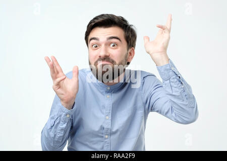 Junge Hispanic Mann mit Bart tragen im blauen Hemd, ein Witz. Stockfoto