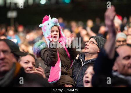 Bairns vorgenannten Familien und junge Menschen feierten Hogmanay früh in der Princes Street Gardens auf Edinburgh's Hogmanay Bairns Vorstehenden. Massaoke, die live Stockfoto