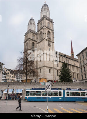 Grossmünster, Tram, Zürich, Schweiz. Huldrych Zwingli officed hier. Touristische Attraktion, einschließlich Giacometti. Moderne Glasfenster Stockfoto