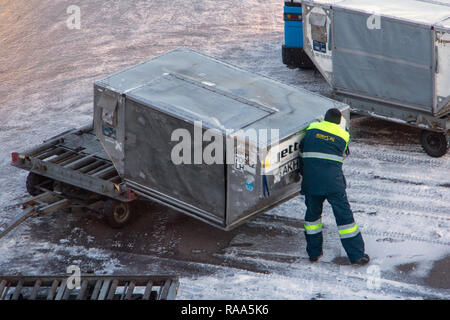 Kiew, Ukraine, 28.November 2018, ein Bodenpersonal des Flughafens die Frachtcontainer manipulieren. Stockfoto