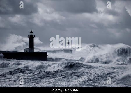 Douro River Mouth unter schwerem Sturm mit starken Wellen über die Piers und Leuchttürme. Umgewandelt in Schwarz und in Weiß. Farben Blau. Stockfoto