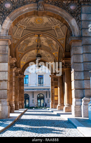 Seitenansicht der Eingang zu der Ungarischen Staatsoper an der Andrassy Avenue, Budapest, Ungarn, Europa Stockfoto