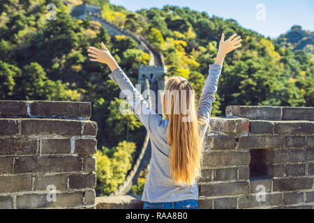 Happy fröhlich freudige touristische Frau an der Chinesischen Mauer, das Spaß am Reisen, lächeln, lachen und tanzen in den Ferien Reise in Asien. Mädchen Besuchen und Besichtigungen der Chinesischen Ziel Stockfoto