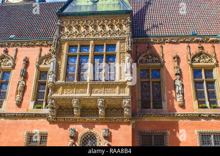 Detail der Fassade der gotischen Alten Rathaus auf dem Marktplatz in Wroclaw, Polen Stockfoto