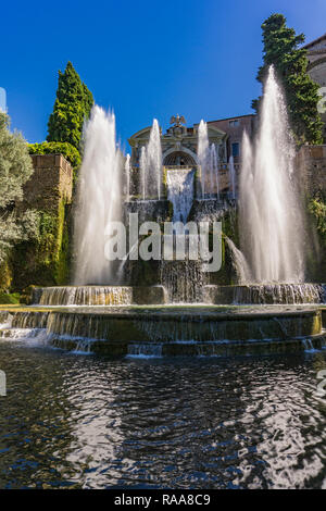 Blick auf Neptunbrunnen über den Fischteichen in der Villa d'Este in Tivoli, Italien Stockfoto