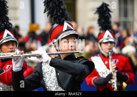 Robert E. Fitch High School Falcon Marching Band am Tag der Londoner New Year's Parade, UK. Bandmitglied Stockfoto