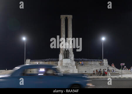 Classic American Auto rollt hinter der Maine Memorial auf dem Malecon, Havanna, Kuba Stockfoto
