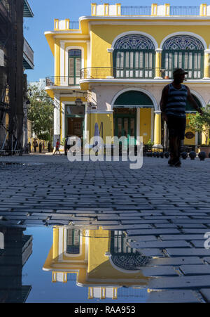 Gebäude aus der Kolonialzeit der Plaza Vieja spiegelt sich in der Pfütze Stockfoto