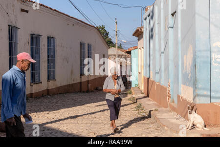 Street Scene mit Hund, Calle San Jose, Trinidad, Kuba Stockfoto