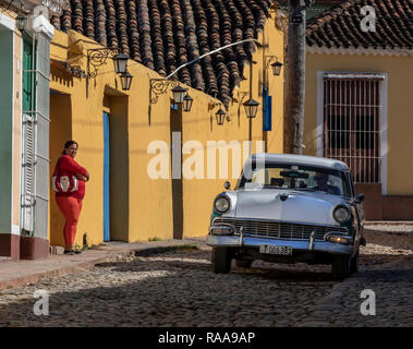 Classic Car auf Kopfstein gepflasterten Calle Boca, Trinidad, Kuba Stockfoto