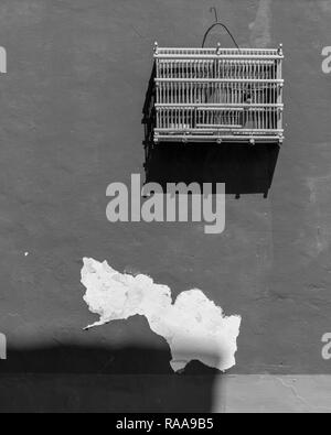 Sicherheitsbehälter und abblätternde Farbe auf Stuck Wand, Calle Guaurabo, Trinidad, Kuba Stockfoto