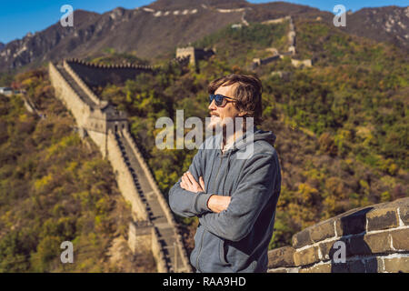 Happy fröhlich freudige touristische Mann an der Chinesischen Mauer, das Spaß am Reisen, lächeln, lachen und tanzen in den Ferien Reise in Asien. Mann Besuchen und Besichtigungen der Chinesischen Ziel BANNER, LANGE FORMAT Stockfoto