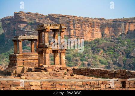 Red Rock Cliff Top hinduistischen Tempeln von Badami, Indien. Stockfoto