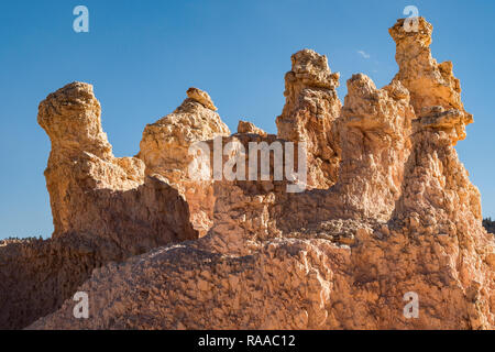 Hoodoo Felsformationen in sedimentären Kalksteinen am Queens Garden Trail im Bryce Canyon National Park, Utah, USA Stockfoto