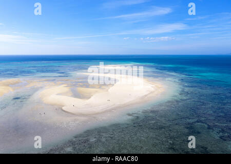 Luftaufnahme von spektakulären weißen Korallensand und klaren türkisfarbenen Wasser auf Kondoi Strand, Insel, yaeyama Taketomi, Okinawa, Japan, von drohne getroffen Stockfoto