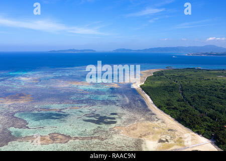 Luftaufnahme von spektakulären weißen Korallensand Strand und klares türkisfarbenes Wasser auf der Insel, yaeyama Taketomi, Okinawa, Japan, von drohne getroffen Stockfoto