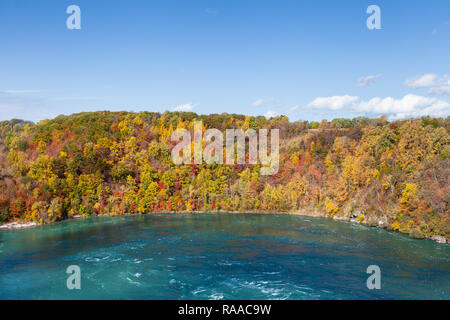 Die Aussicht auf die Niagara Whirlpool auf der kanadischen und US-amerikanischen Grenze. Im Hintergrund ist das bunte Laub der Bäume im Herbst gesehen werden. Stockfoto