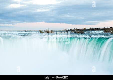 Der Blick über die Horseshoe Falls in der Dämmerung, ein Teil der Niagarafälle. Die fällt die Grenze zwischen Amerika und Kanada straddle. Stockfoto