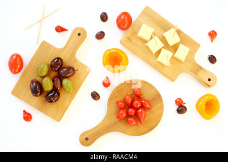 Mini bamboo Vorspeise kleine Fächer mit Oliven, Paprika, Tomaten und Käse aus der Overhead im Querformat Schuß auf weißem Hintergrund Stockfoto