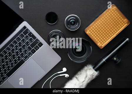 Video Ausstattung verfügt über einen Laptop, objektive und Videoleuchte. Stockfoto