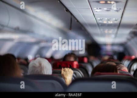 Angst vor dem Fliegen Flugzeuge. Hand Flugzeugsitz. Stockfoto