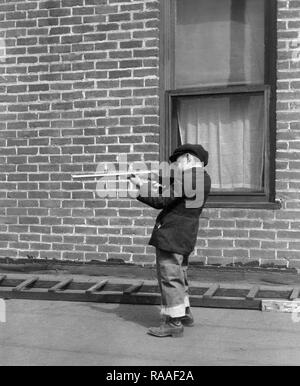 Dachterrasse mit Spaß für einen Jungen mit einem Luftgewehr, Ca. 1928. Stockfoto